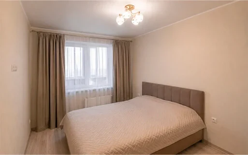 Натяжной потолок, спальня 12 м², белый матовый MSD Classic, профиль Стандарт, люстра, обвод трубы.