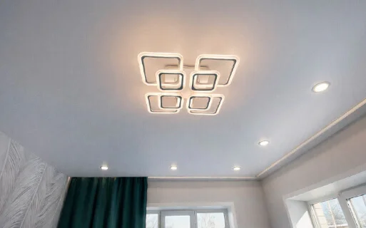 Натяжной потолок, гостиная 24 м², матовый, 6 светильников, 1 люстра, скрытый карниз с подсветкой