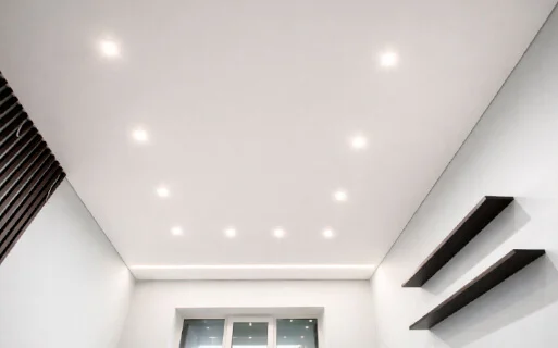 Натяжной потолок, спальня 15 м², матовый, теневой профиль, 10шт светильников,3м световая линия