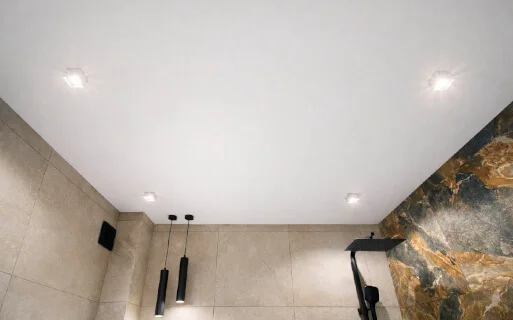 Натяжной потолок, Ванная 4 м², сатин, 4 светильника, 2 спота